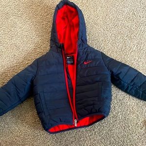 Nike puffer coat. It’s lightly used. Size: 18 mo